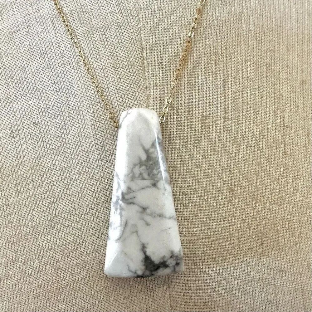 Long howlite pendant necklace